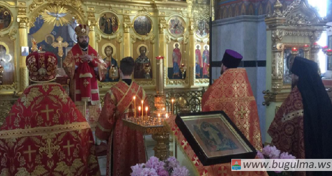 Архиерейское богослужение в день отдания праздника Пасхи в Казанском соборе Бугульмы.