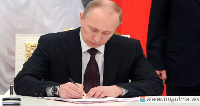 Путин подписал закон о защите минимального дохода должников.