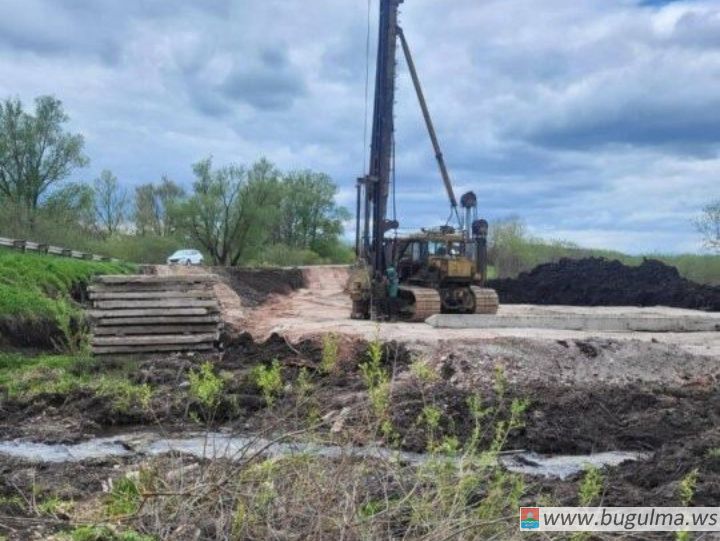 Рабочие приступили к работам по устройству опор обновляемого под Бугульмой моста