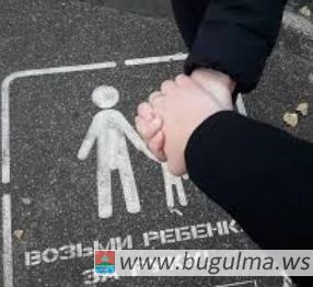 Родителям еще раз напомнили о необходимости держать ребенка за руку на проезжей части.