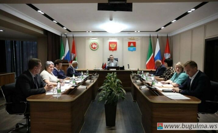 Дамир Фаттахов поручил завершить капремонт многоквартирных домов в Бугульме в срок.