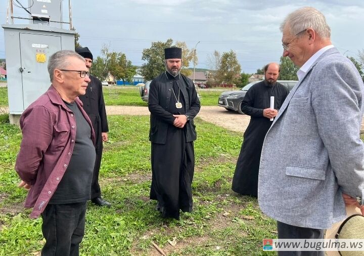 Епископ Мефодий ознакомился с ходом работ.