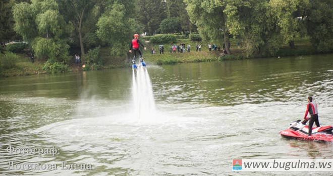 Flyboard Show поздравили бугульминцев с Днем рождения Бугульмы