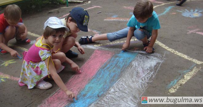 Бугульминцы рисовали на асфальте Родину