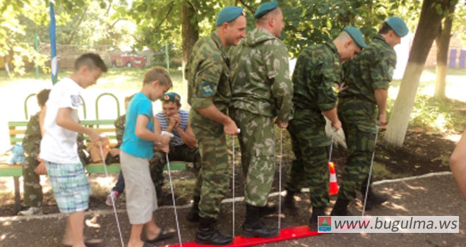 В День ВДВ парни в голубых беретах побывали в гостях у воспитанников бугульминского приюта