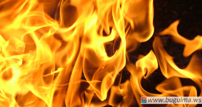 В Бугульме дочь хозяина горевшей квартиры сама пыталась тушить пожар