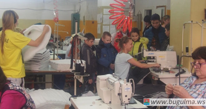 Воспитанники бугульминского приюта смогли понаблюдать за процессом создания одежды