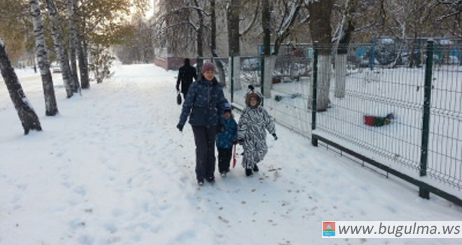 В бугульминском детском саду №35 родителей и детей встречала «зебра»