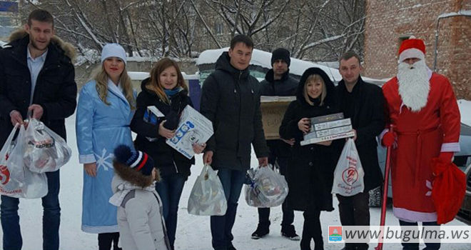 Бугульминских детей поздравила дружная команда Деда Мороза из Альметьевска