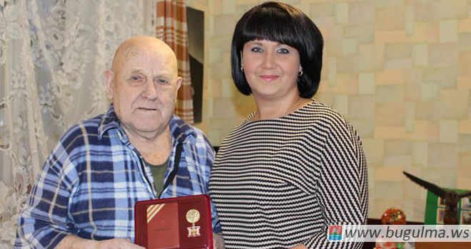 Ветерану ВОВ вручили памятный знак «75 лет битвы за Москву»