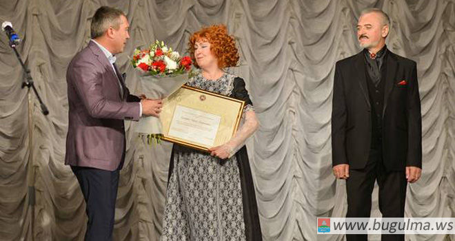 Мэр Бугульмы вручил артистам театра государственные награды